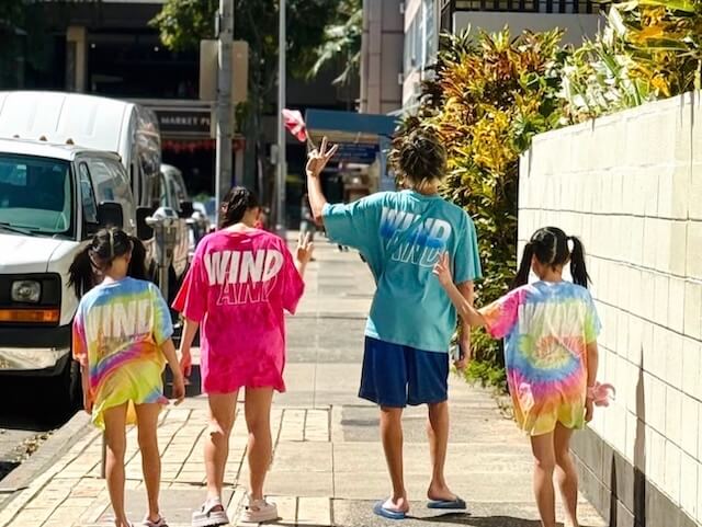 子どもと写真に写る峰竜太選手